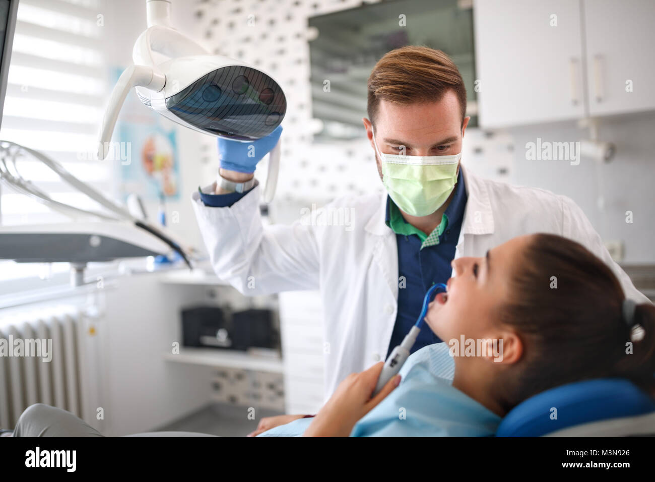 Junge Zahnarzt Prüfung Mädchen auf Klinik Stockfoto