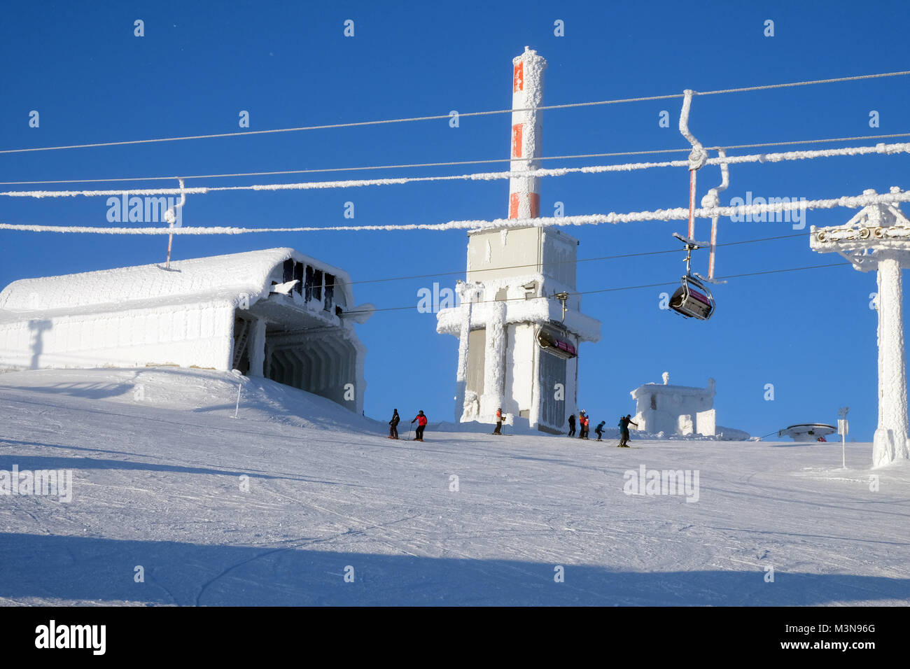 Die Sesselbahn und der oberen Station an der Skistation von Ruka in Finnland Stockfoto