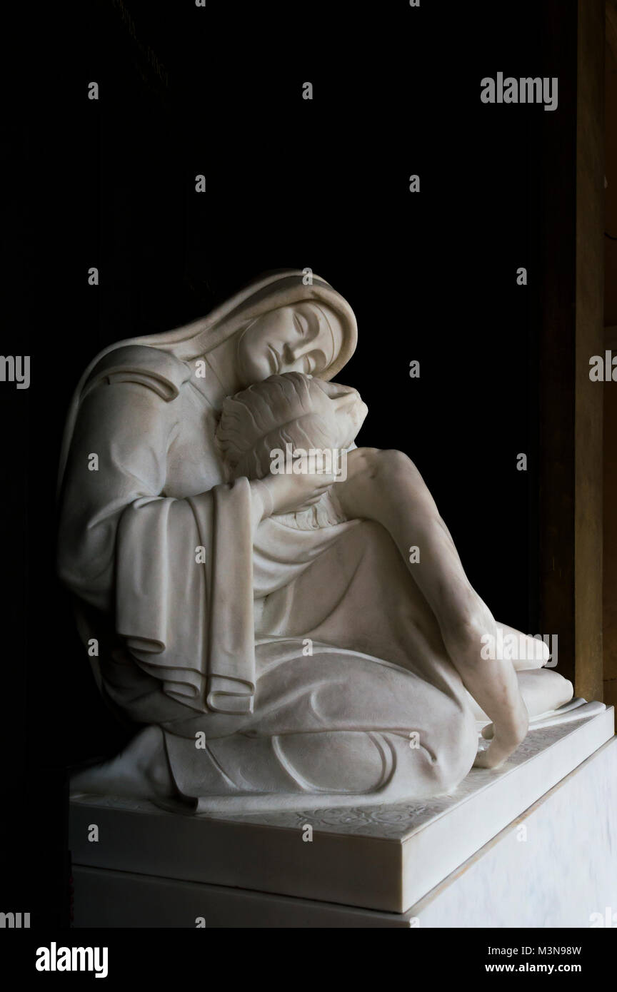 Mehr als 100 Jahre alte religiöse Statue Madonna und Christus (Mitgefühl) Stockfoto