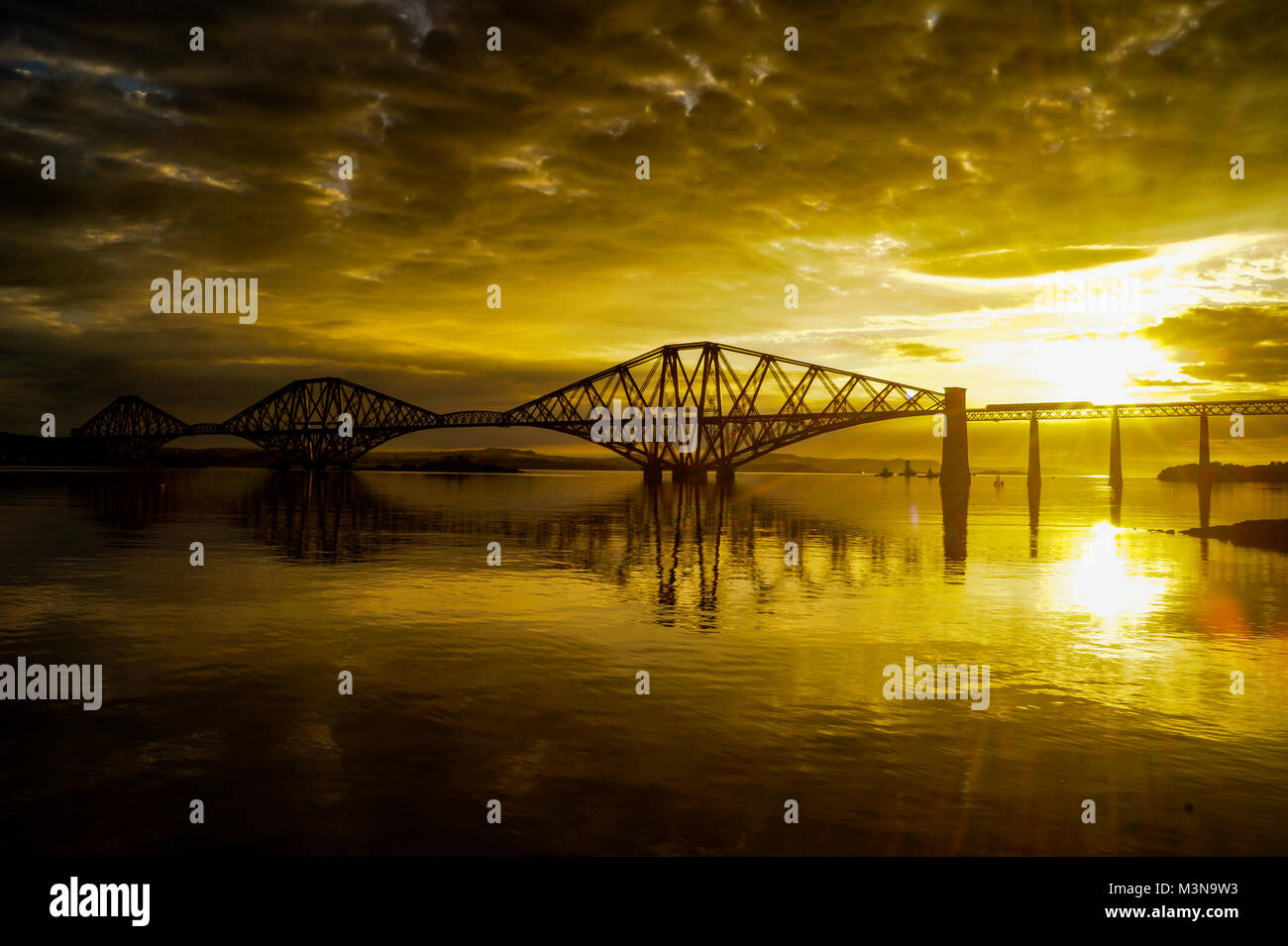 Forth Rail Bridge während der goldenen Stunden. Stockfoto