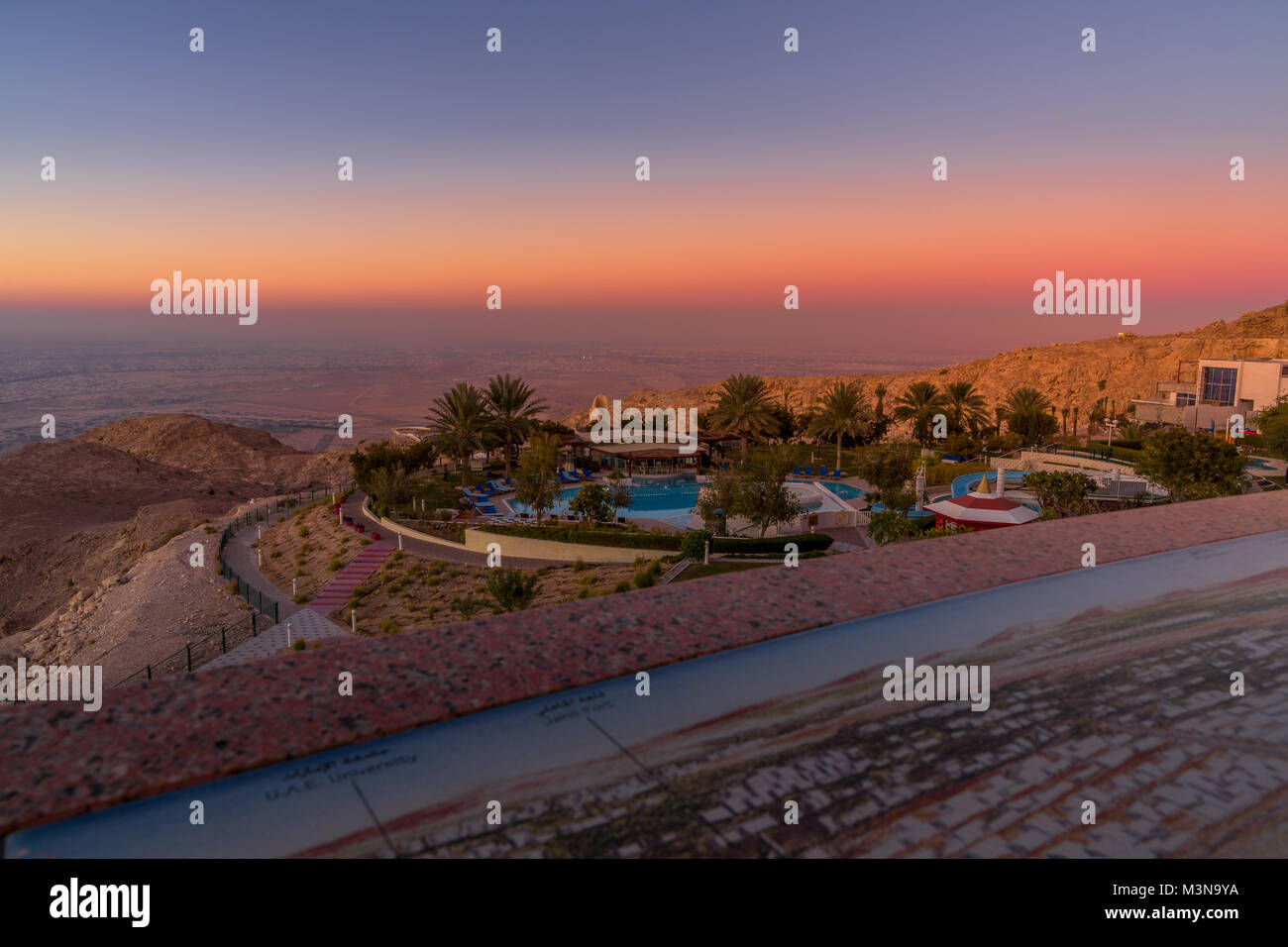 Sonnenuntergang Blick auf Al Ain Resort am Berg Jebel Hafeet im Emirat Abu Dhabi, Vereinigte Arabische Emirate Stockfoto