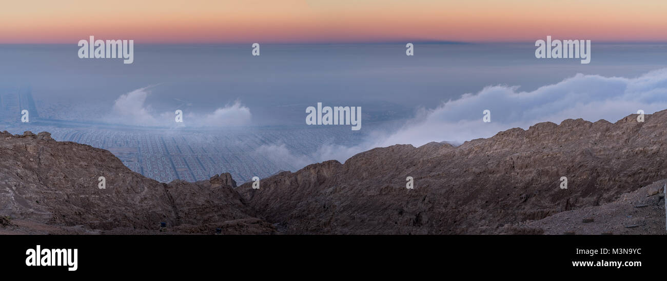 Sonnenuntergang von Al Ain Land Seite von Jebel Hafeet Berg im Emirat Abu Dhabi, Vereinigte Arabische Emirate Stockfoto