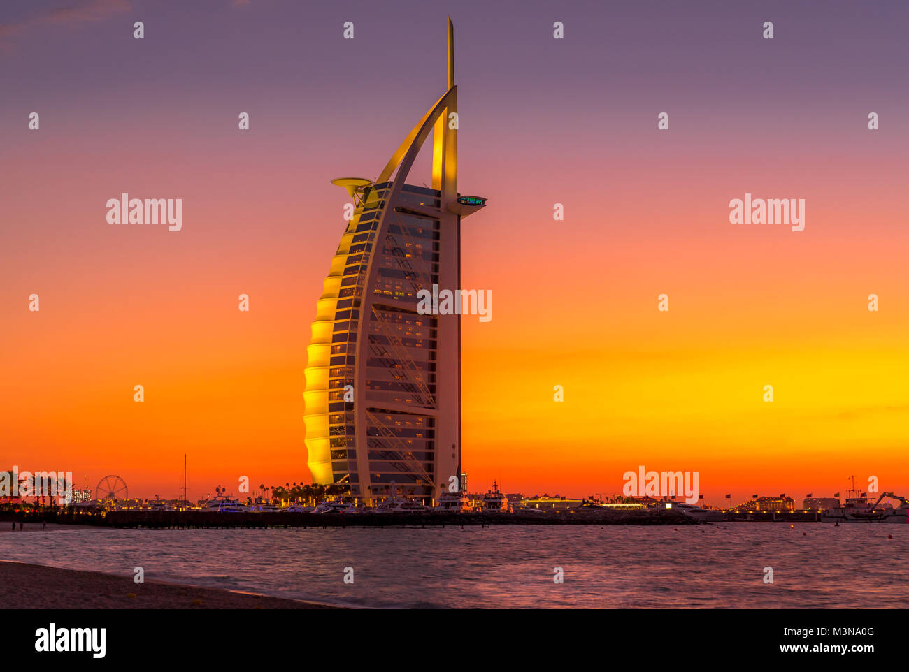 Sonnenuntergang Blick auf das Burj Al Arab Hotel am Jumeirah Beach in Dubai, Vereinigte Arabische Emirate Stockfoto