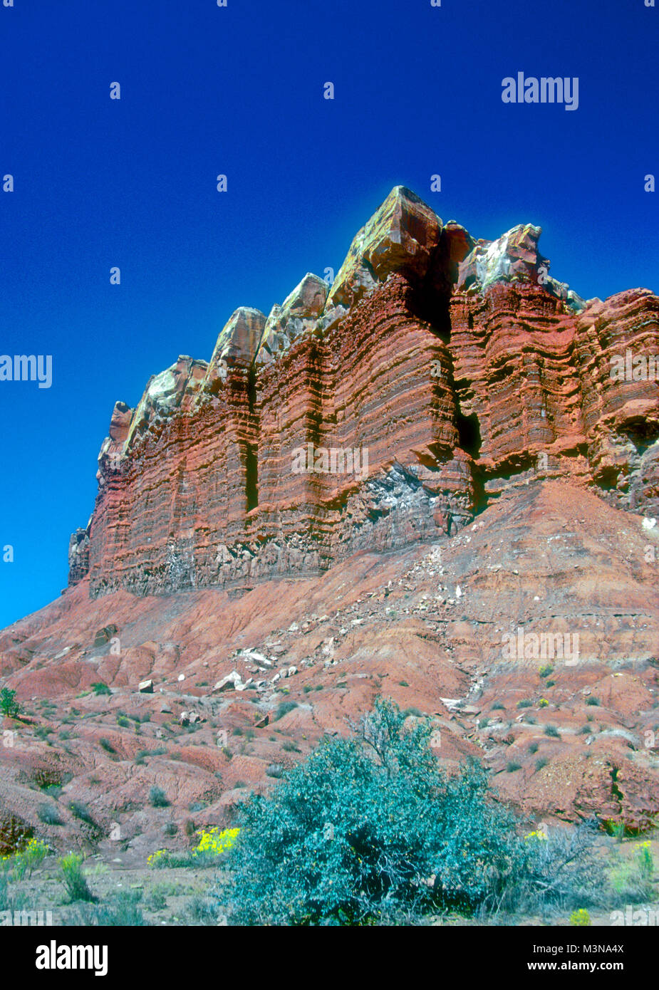 "Ägyptischen Tempel 'rock Cliff, Capitol Reef National Park, Utah. Ein Wahrzeichen auf der Fahrt, ein Beispiel dafür, Shinarump Sandstein topping Schichten Stockfoto