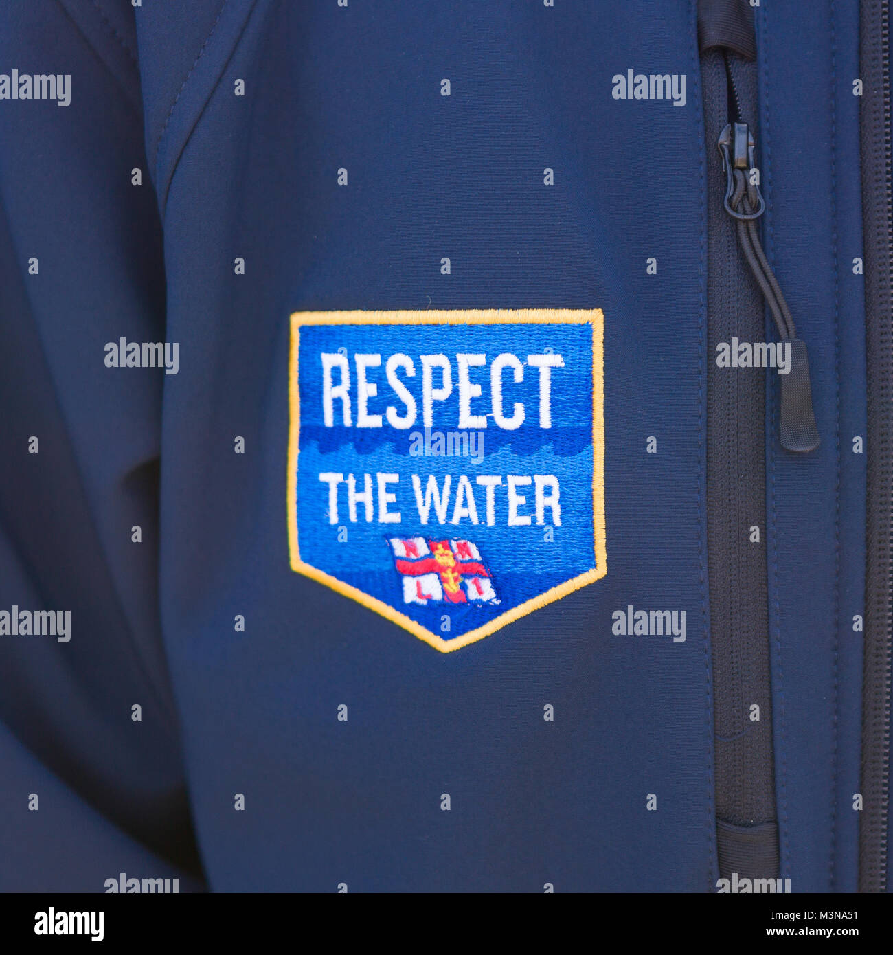Eine Nahaufnahme eines RNLI Respekt das Wasser Patch auf blauem Fleece Jacke. Stockfoto