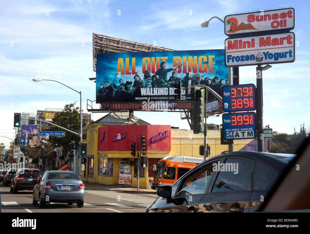 Sunset Strip mit Walking Dead Billboard über Aahs Store in San Vicente Blvd., Los Angeles, CA Stockfoto