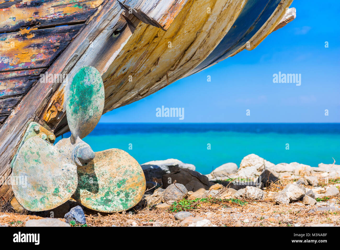 Detail eines hölzernen Schiffbruch mit Türkis tropischen Meer Hintergrund. Stockfoto
