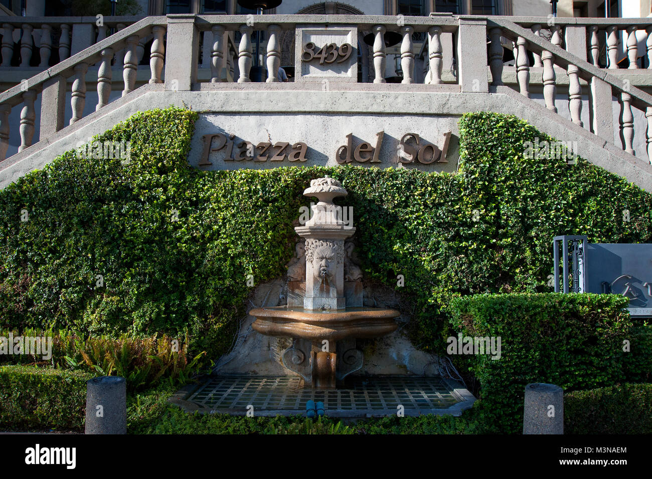 Sunset Strip: Haupteingang mit Brunnen auf der Piazza del Sol Gebäude. Stockfoto