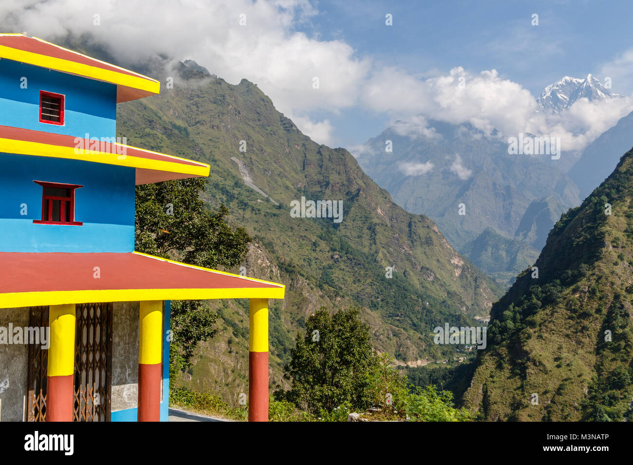 Kleines, modernes Hindu Tempel in den Bergen in der Nähe von Tatapani, Himalayan Dorf in Nepal. Stockfoto