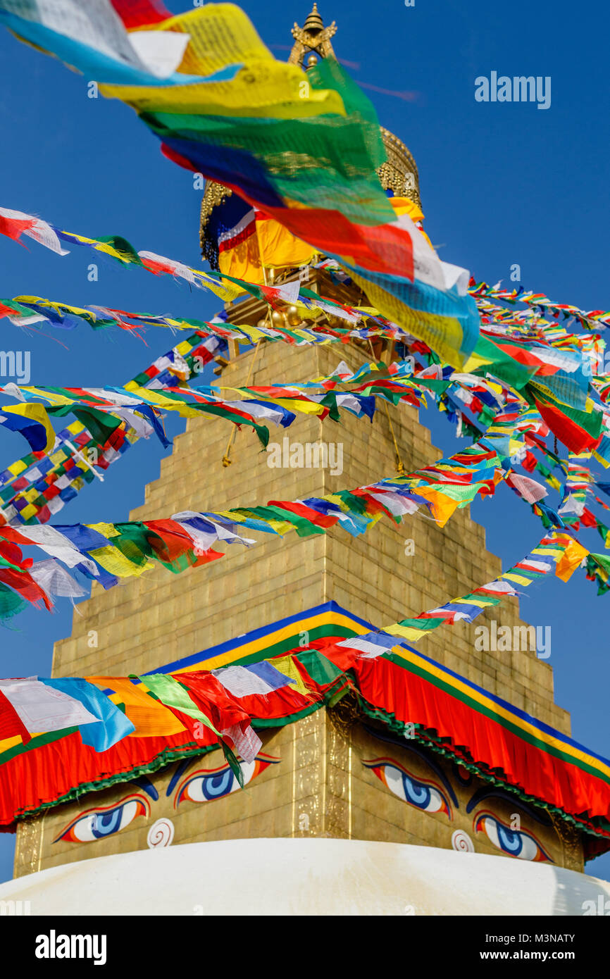 Boudhanath Stupa mit Gebetsfahnen, Kathmandu, Nepal. Bild vertikal. Stockfoto