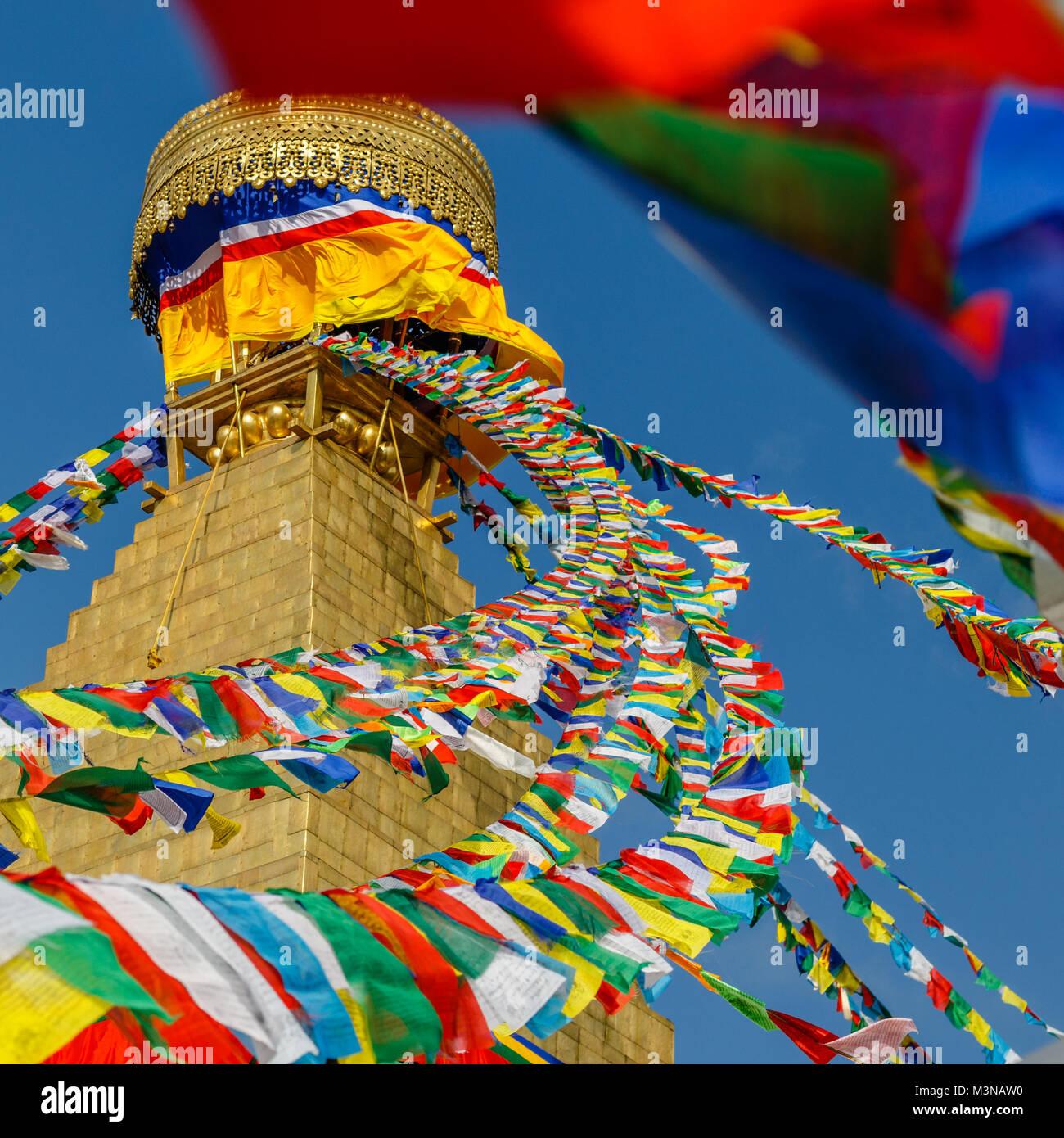 Boudhanath Stupa mit Gebetsfahnen, Kathmandu, Nepal. Quadratisches Bild. Stockfoto