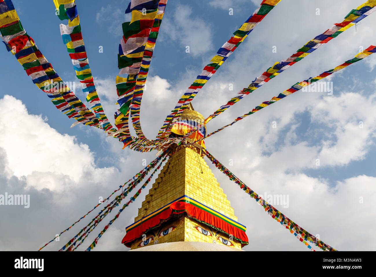 Boudhanath Stupa mit Gebetsfahnen, Kathmandu, Nepal Stockfoto