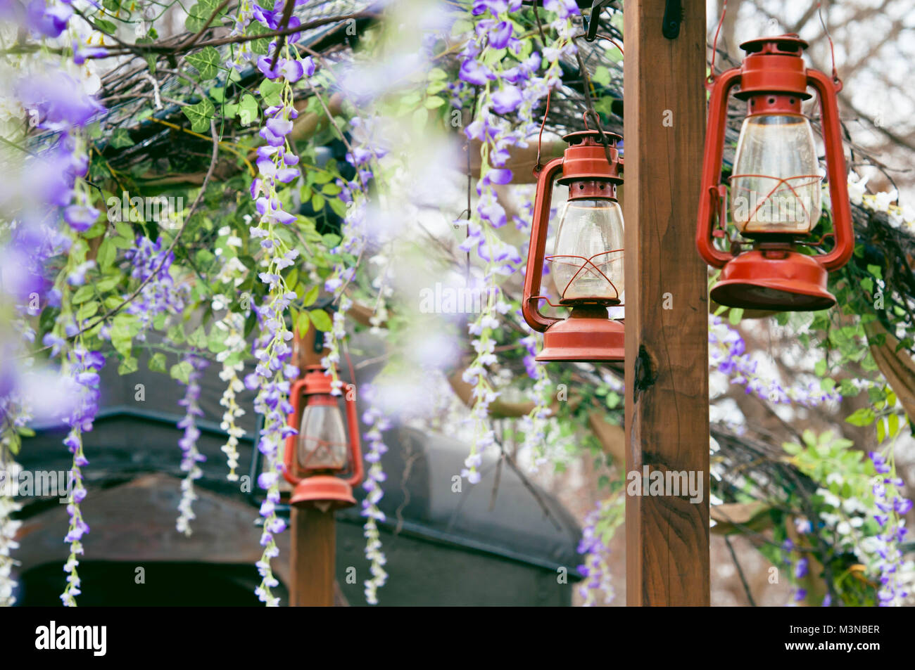 Offener Wagen eines Zuges dekoriert mit hängenden Blumen und Laternen Stockfoto