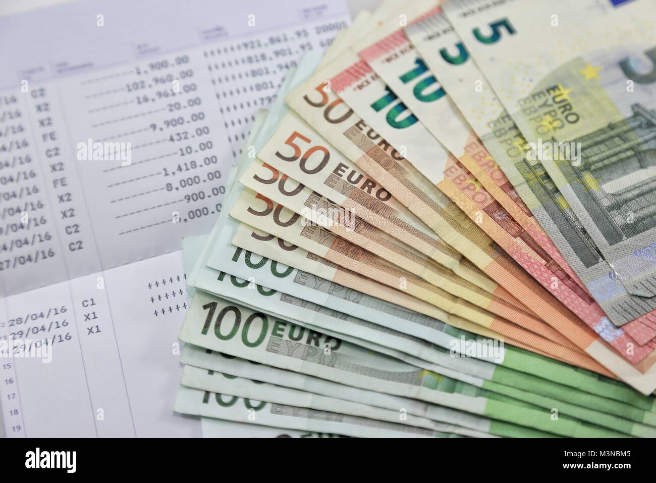 Viele Euro-Banknoten und Bankkonto passbook zeigen viele Transaktionen. Konzept und Idee, Geld zu sparen, Investitionen, Zinsen, Bank Darlehen, Inflation Stockfoto