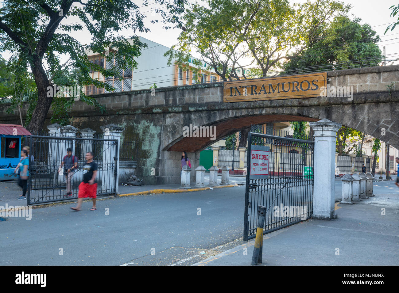 Manila, Philippinen - Feb 4, 2018: Intramuros Eingang Schild über die Ruinen der Wände Stockfoto