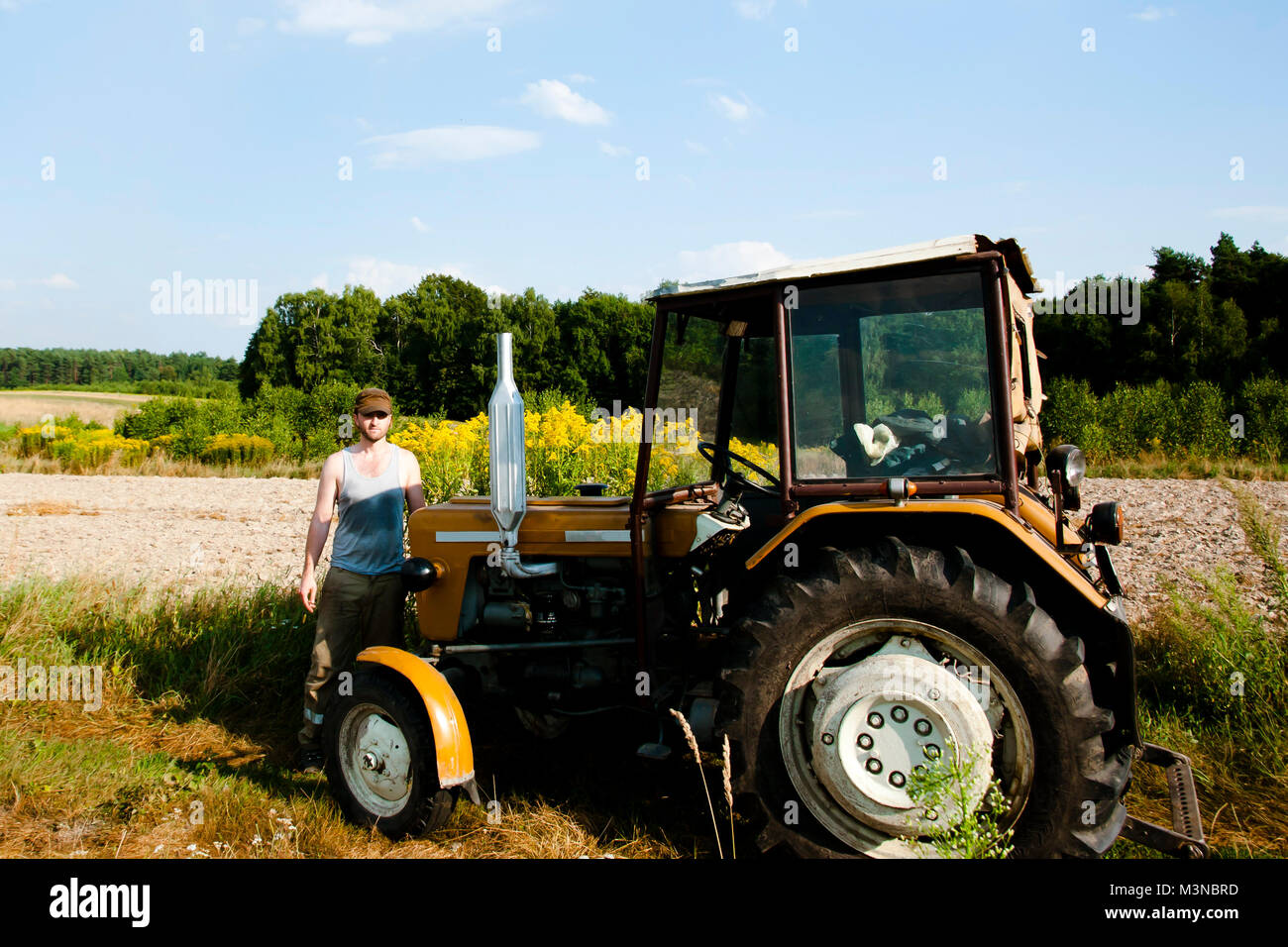 Alten Traktor mit Landwirt Stockfoto