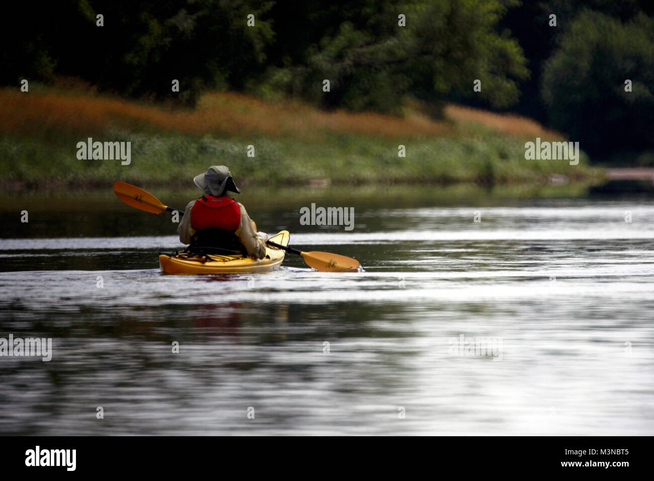 Eine einsame Paddler auf der St. Croix River zwischen Grafschaft O Landung und Sunrise Fähranleger in Wisconsin. Sie war die Teilnahme an der St. Croix River als Stockfoto