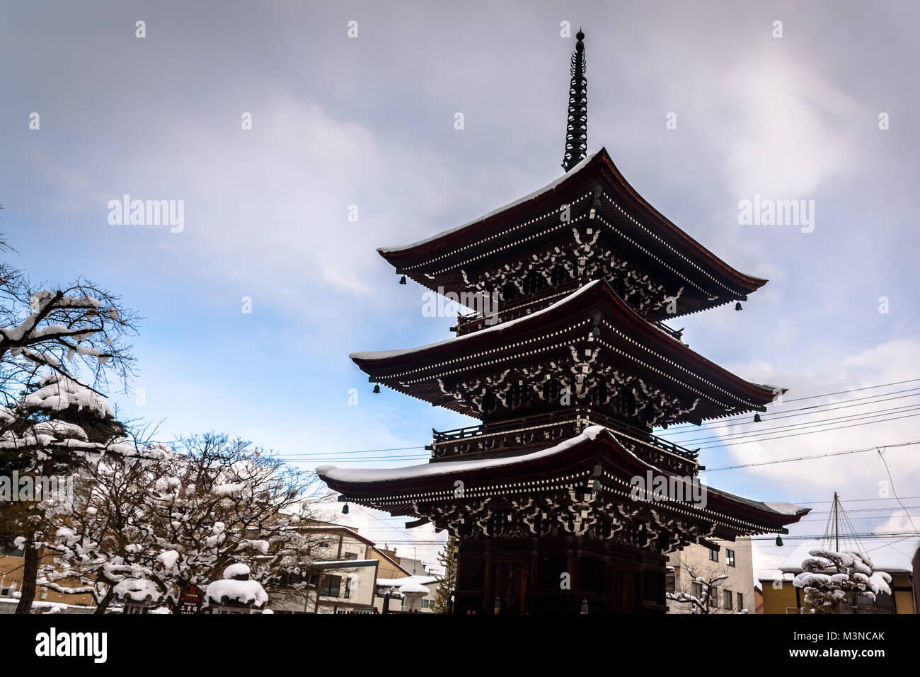 Ein Tempel in der Stadt Takayama im Winter, Gifu, Japan Stockfoto