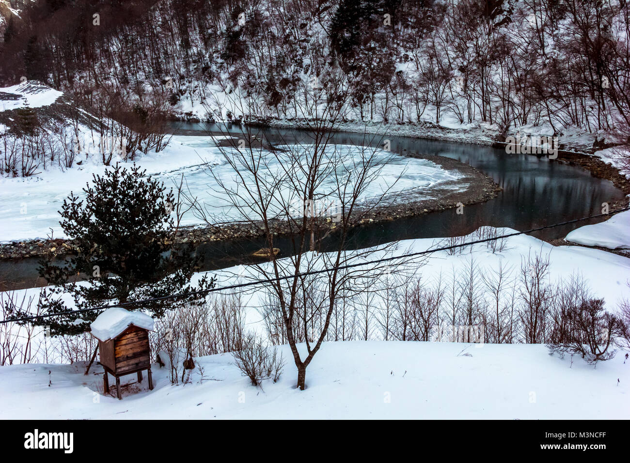 Ein Fluss auf dem Weg nach Takayama im Winter, Gifu, Japan Stockfoto