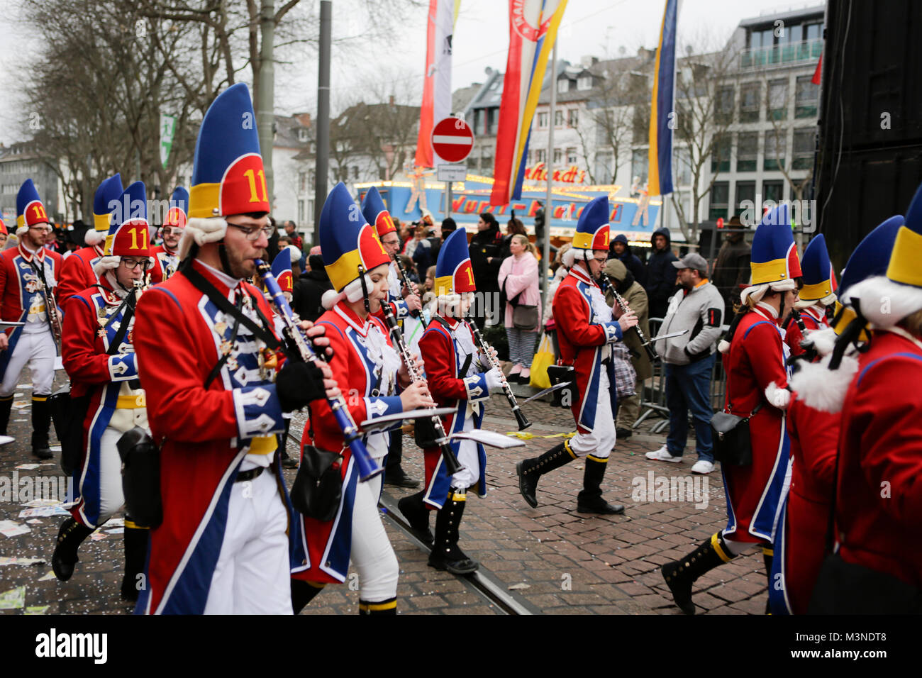 Mainz, Deutschland. 10 Feb, 2018. Die Marching Band der Mainzer Prinzengarde führt in die Parade. Kinder aus Schulen und Kindergärten in Mainz zogen durch Mainz in den jährlichen Jugend Karnevalsumzug. Sie wurden von den Mitgliedern der Karneval wachen und Vereine aus Mainz begleitet. Quelle: Michael Debets/Pacific Press/Alamy leben Nachrichten Stockfoto