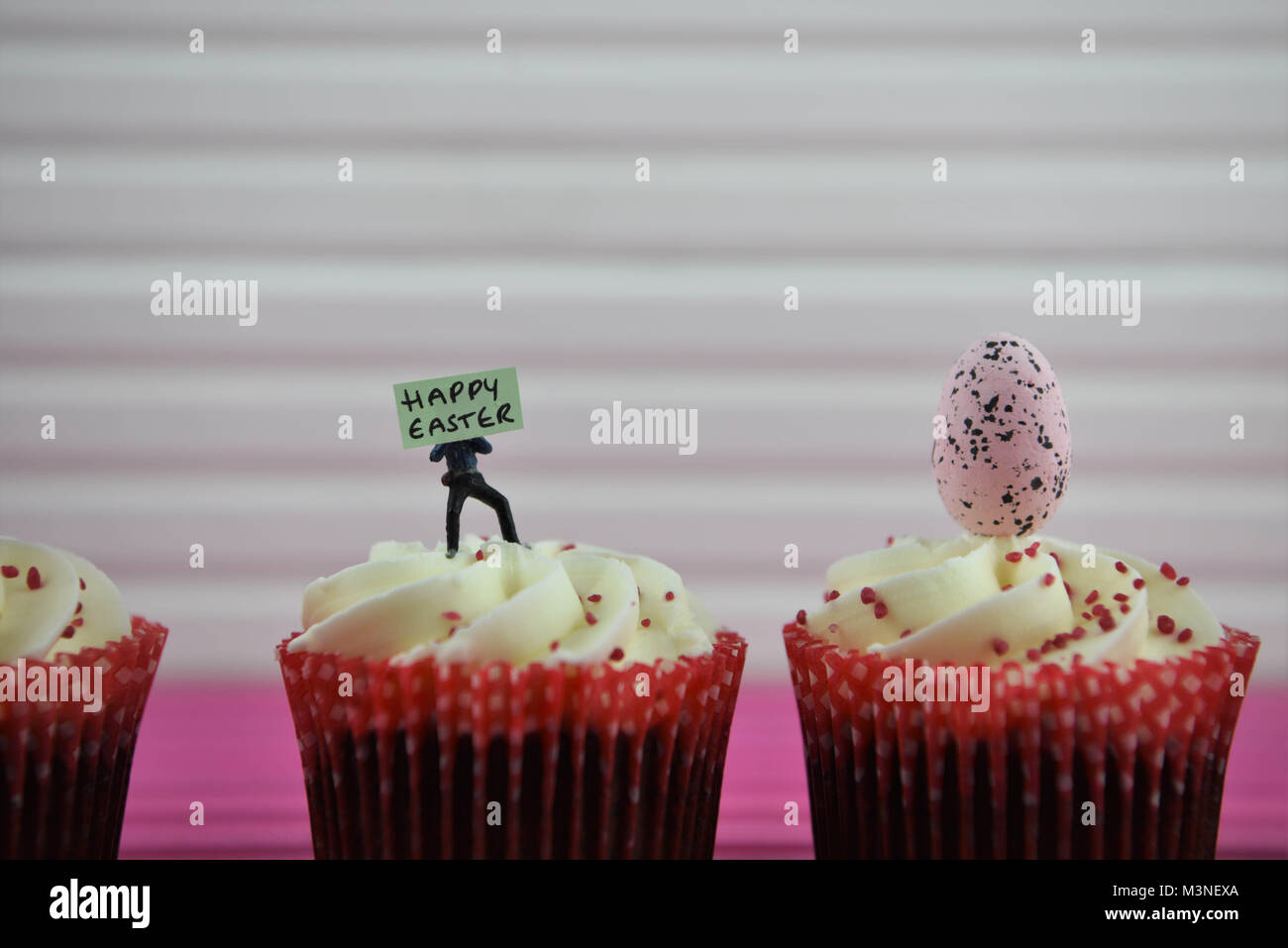 Ostern essen Cupcakes mit Miniatur person Figürchen und Schild für frohe Ostern Stockfoto
