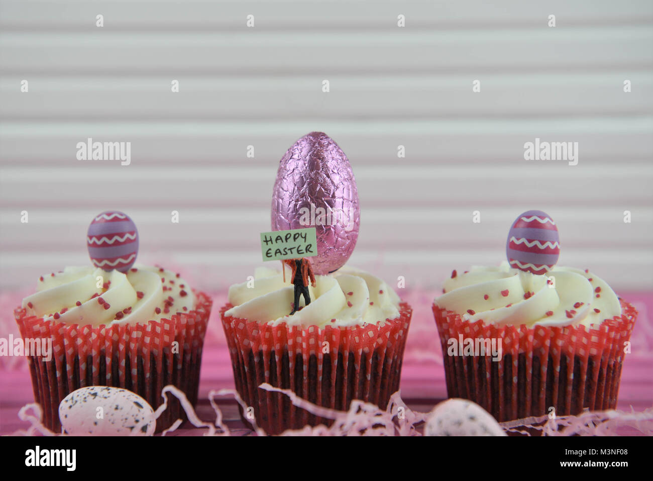 Ostern essen Cupcakes mit Miniatur person Figürchen und Schild für frohe Ostern Stockfoto