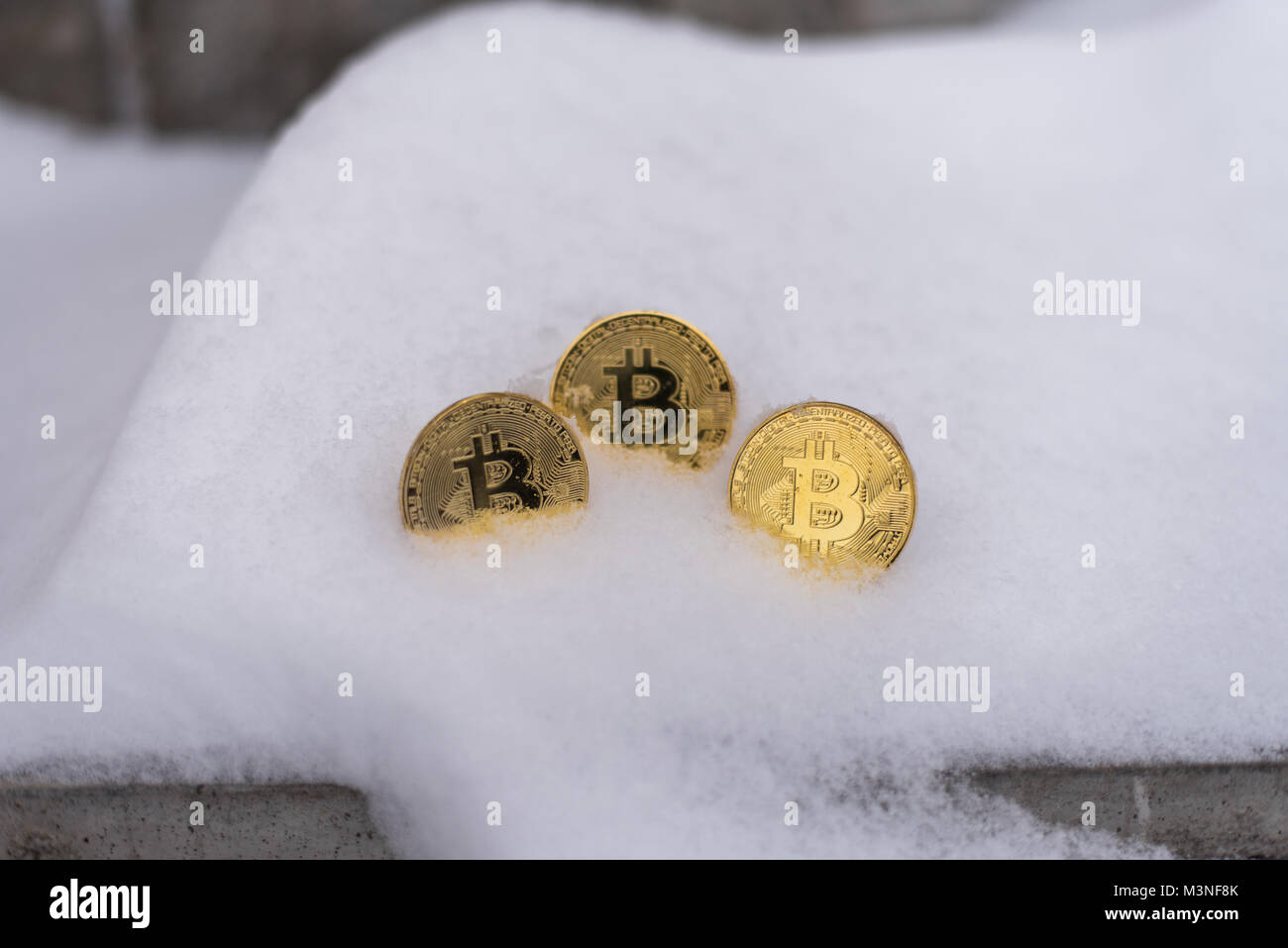 Goldmünzen Bitcoin, Crypto-Währung im Winter, liegt eine weiße Snowdrift, auf der Straße. Das Geld verloren. Abgebrochene Münzen. Stockfoto