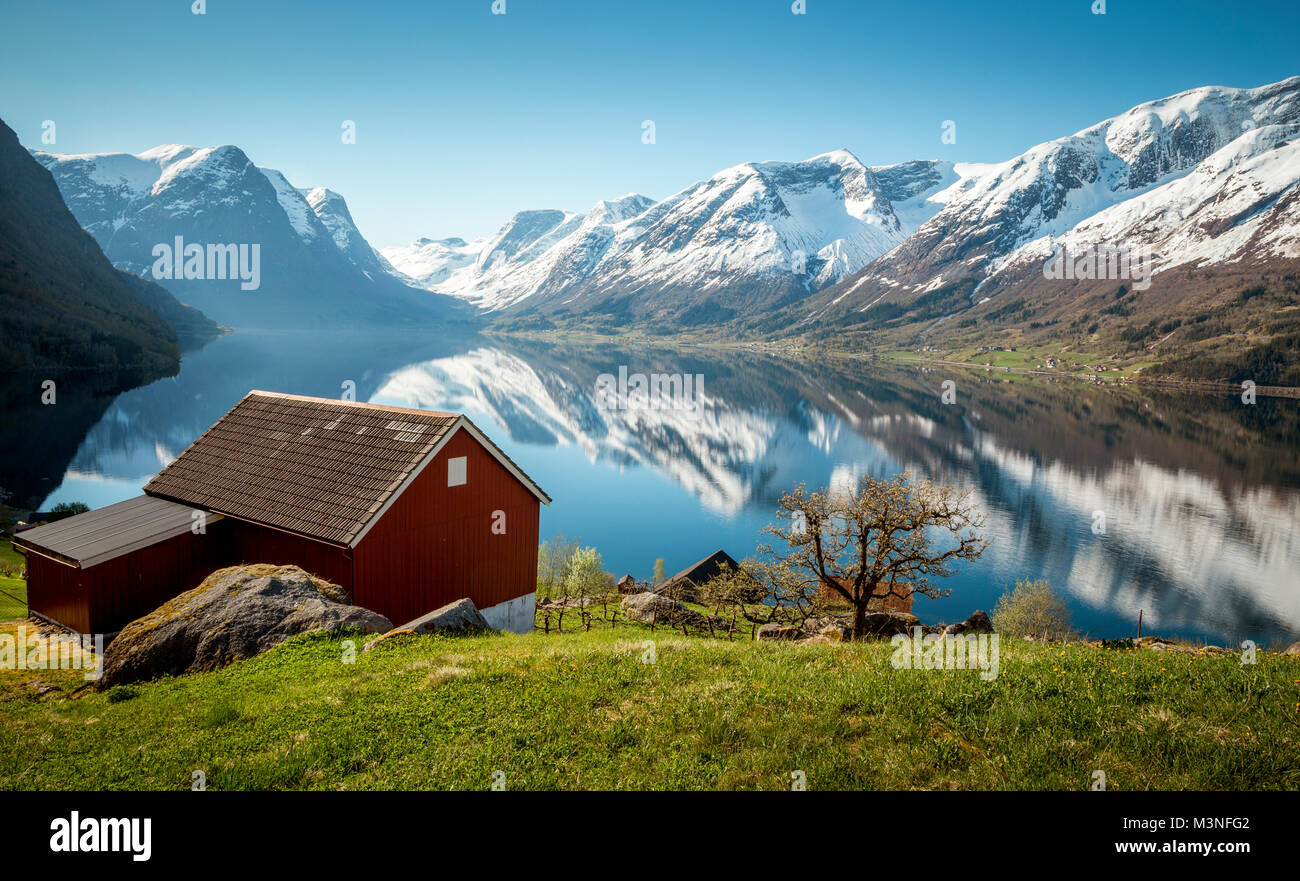 Norwegische Fjordlandschaft im Frühling Stockfoto