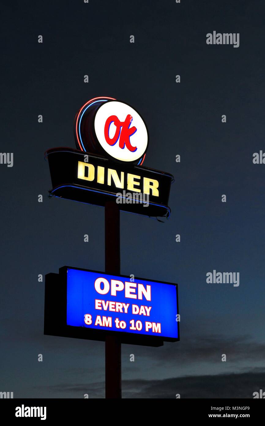 Die fluoreszierende Zeichen einer Straße, Diner aus der OK Diner Kette von Restaurants mit Öffnungszeiten in der Nacht. Stockfoto