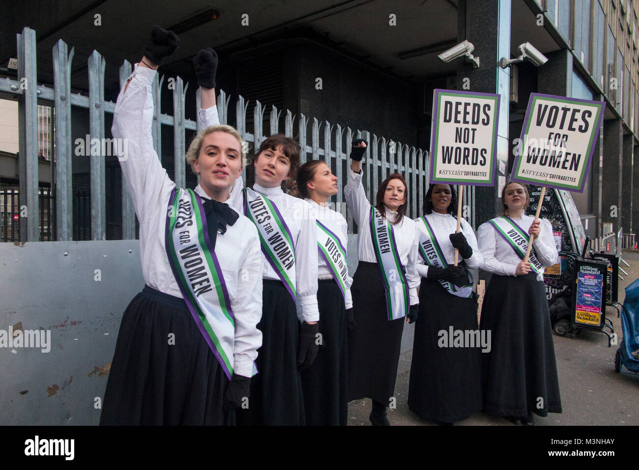 Suffragetten außerhalb der Waterloo Station im Jahr 2018 auf der Suche nach Stimmen für Frauen durch Taten, nicht Worte Stockfoto