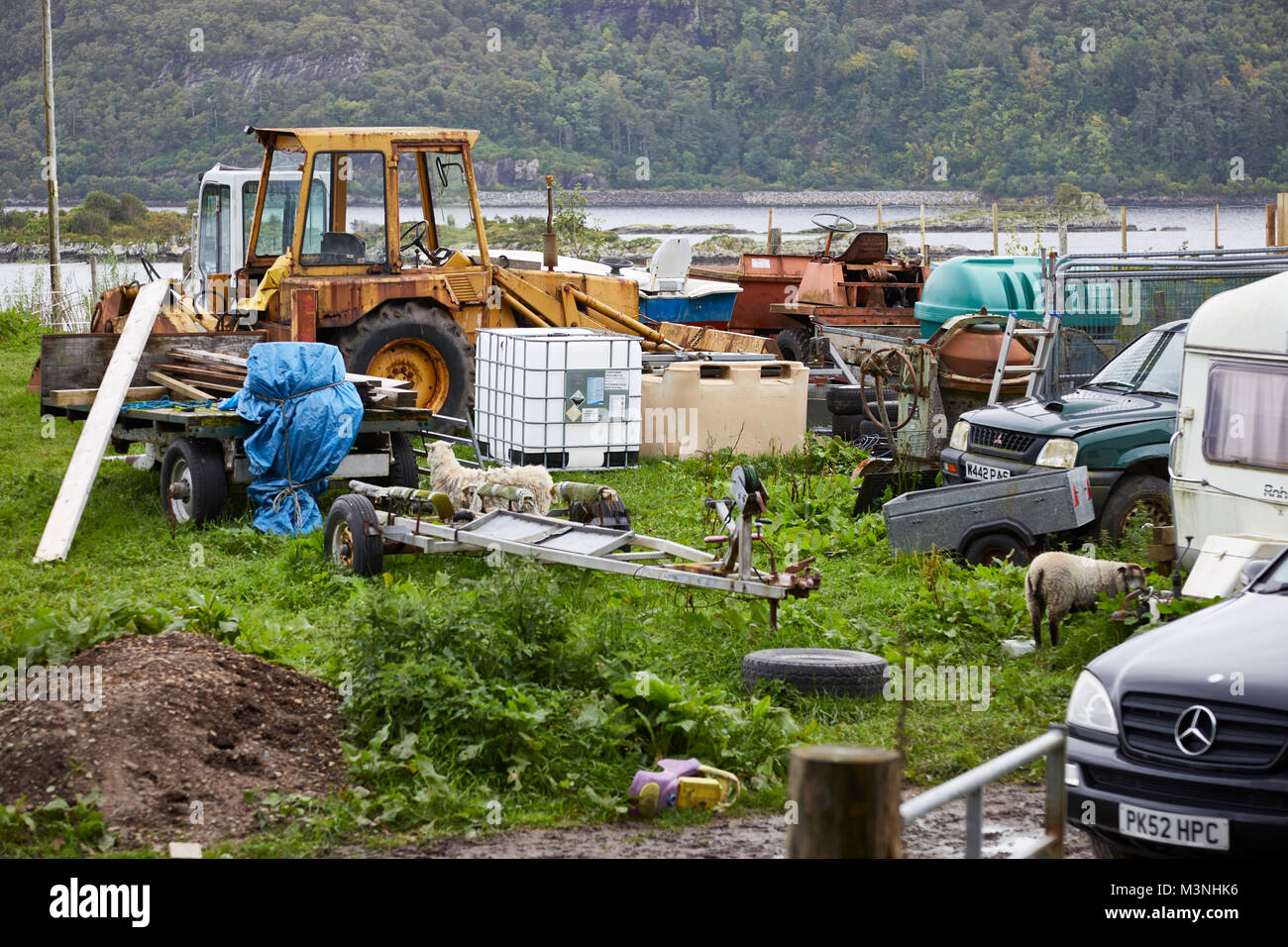 Kleine Holding und Sammlung von landwirtschaftlichen Maschinen auf Bauernhof am Ufer des Loch Carron. Ardaneaskan Stockfoto