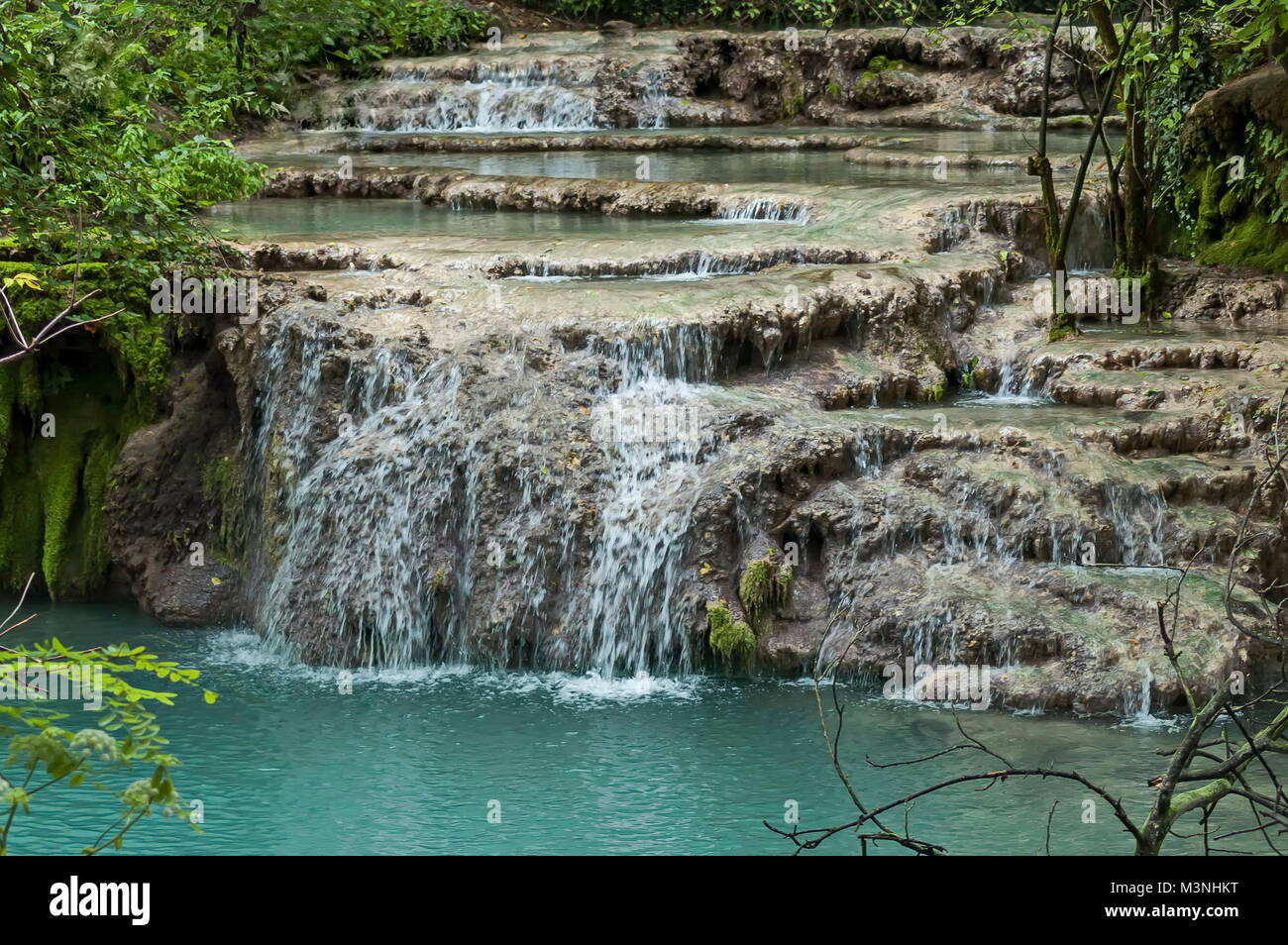 Teil der Krushuna Wasserfall Kaskade der Fluss in der Nähe von Dorf Proinovska Krushuna, Bulgarien Stockfoto