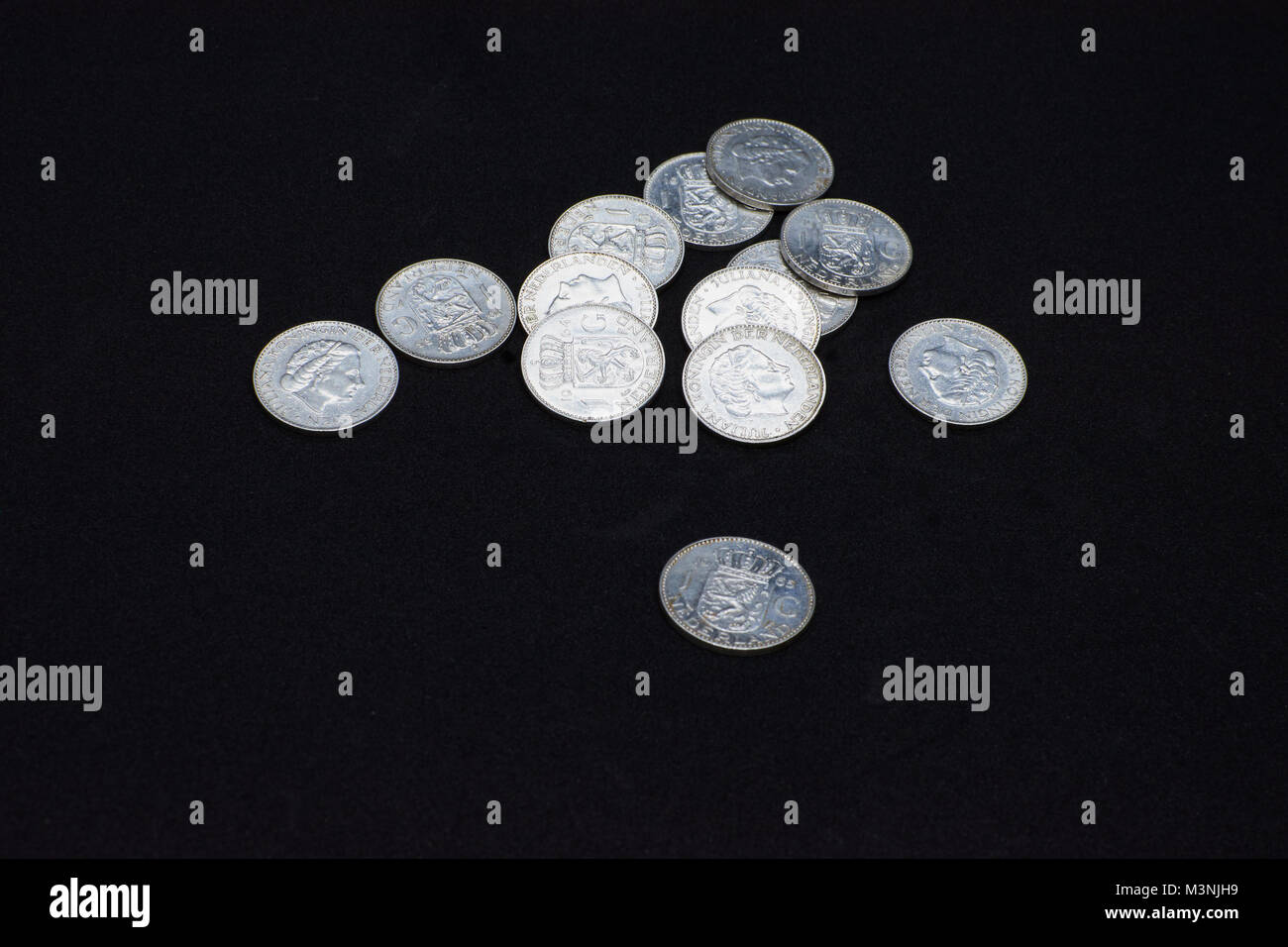 Eine schöne und brillante Sammlung der Nederlanden Silber Münzen auf schwarzem Hintergrund. Nahaufnahme Stockfoto