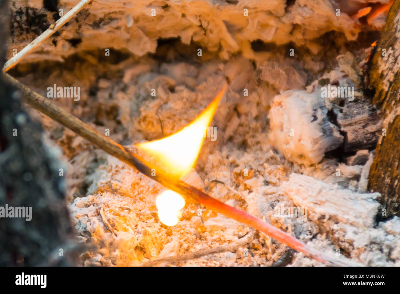 Kleines Stück Holz Brennen red hot zählt die Asche von Holz zuvor in einer traditionellen indischen Holzofen gebrannt Stockfoto