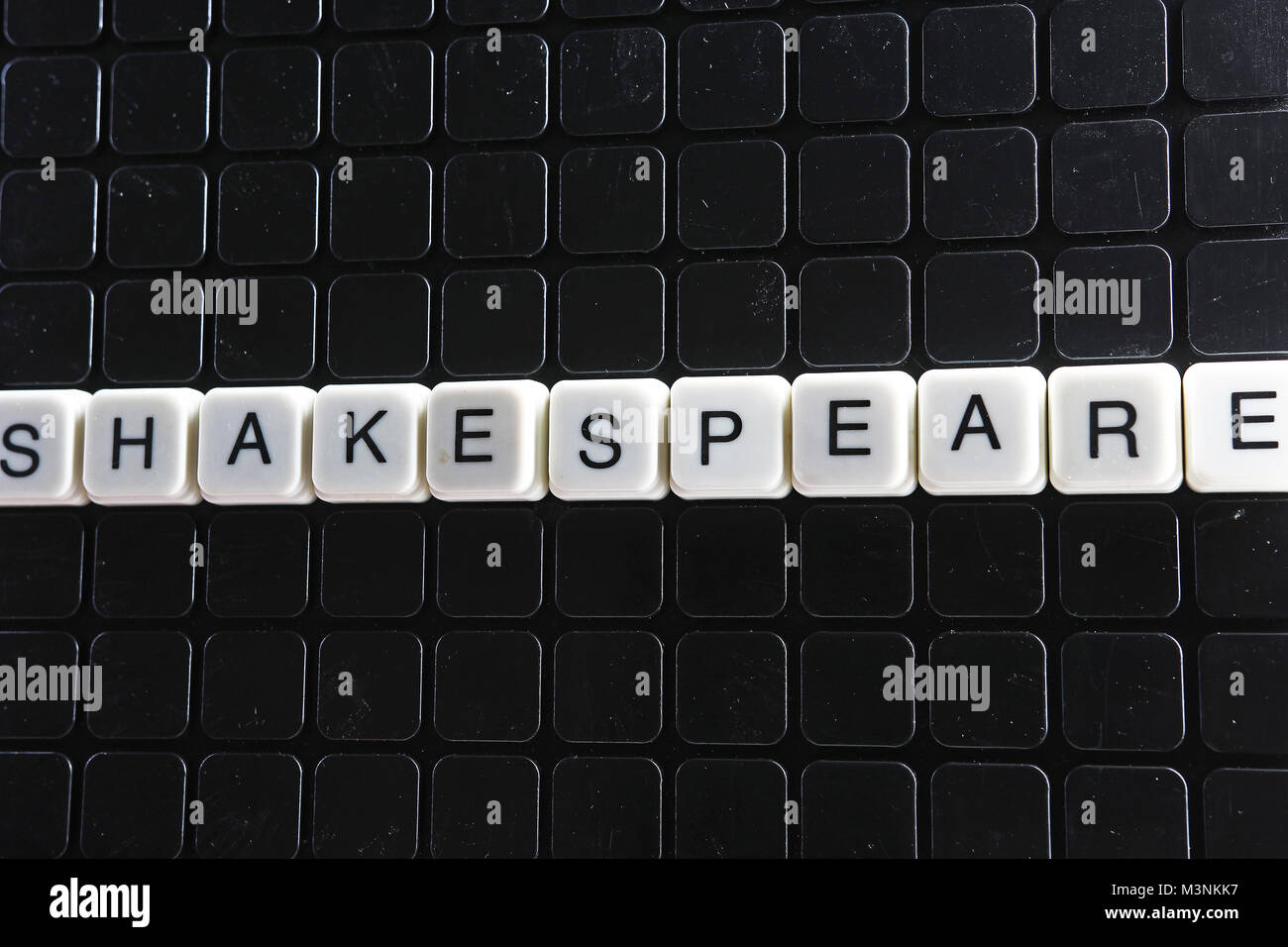 Shakespeares Text Wort Titel Caption Label cover Hintergrund. Buchstaben toy Blocks auf der Schwarzen reflektierenden Hintergrund. Weiß alphabetisch lassen Stockfoto