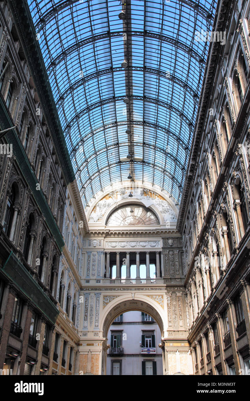 Bügeleisen und gläserne Decke und Jugendstil Dekorationen in der Galerie Umberto in Neapel Stockfoto