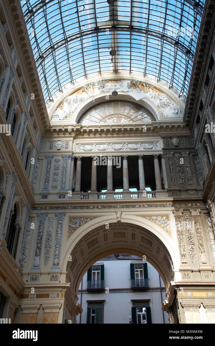 Bügeleisen und gläserne Decke und Jugendstil Dekorationen in der Galerie Umberto in Neapel Stockfoto