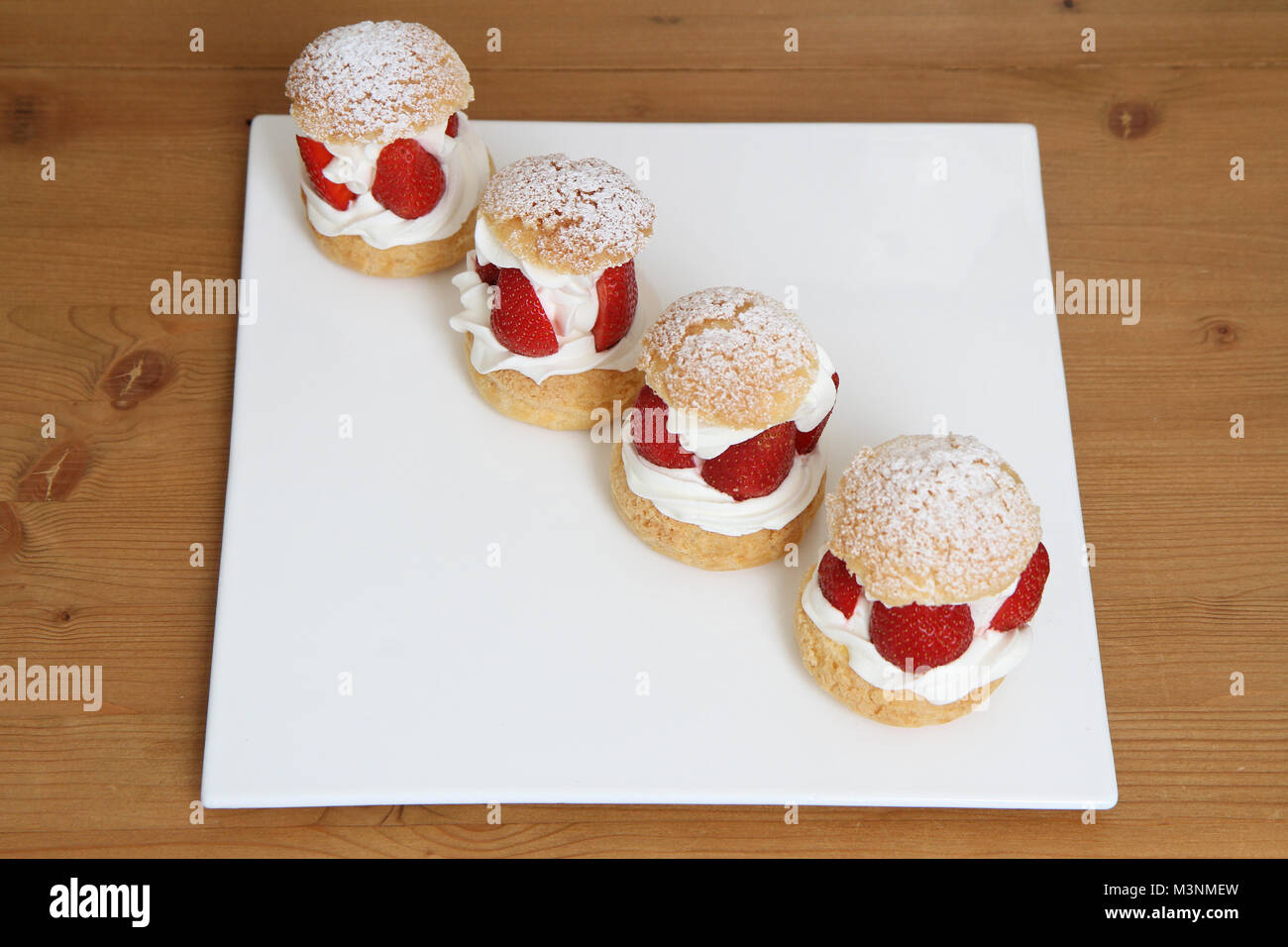 Sahne und Erdbeeren puffs Stockfoto