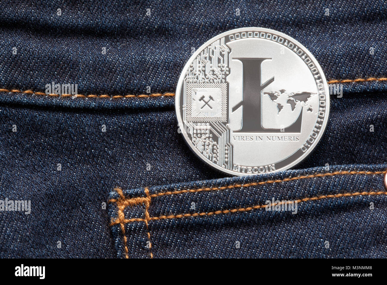 Silber Litecoin physischen Münze in Dark Blue Denim Tasche. Stockfoto