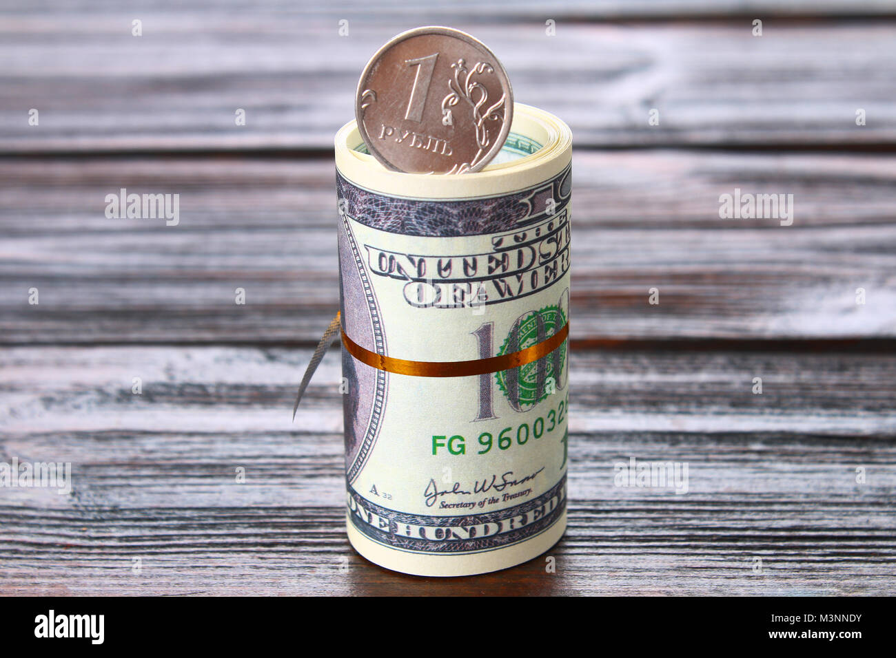 ein Rubel vor dem Hintergrund Hintergrund der US-Dollar-Münze Stockfoto
