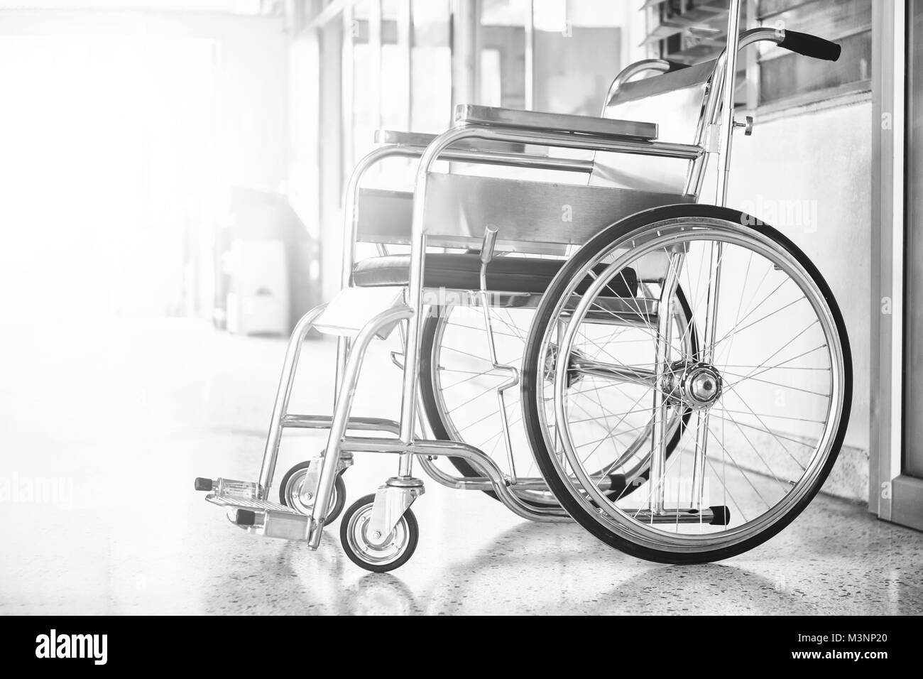 Rollstühle im Krankenhaus, Rollstühle warten auf Patienten Dienstleistungen. mit Licht kopieren Speicherplatz auf der linken Bereich Stockfoto