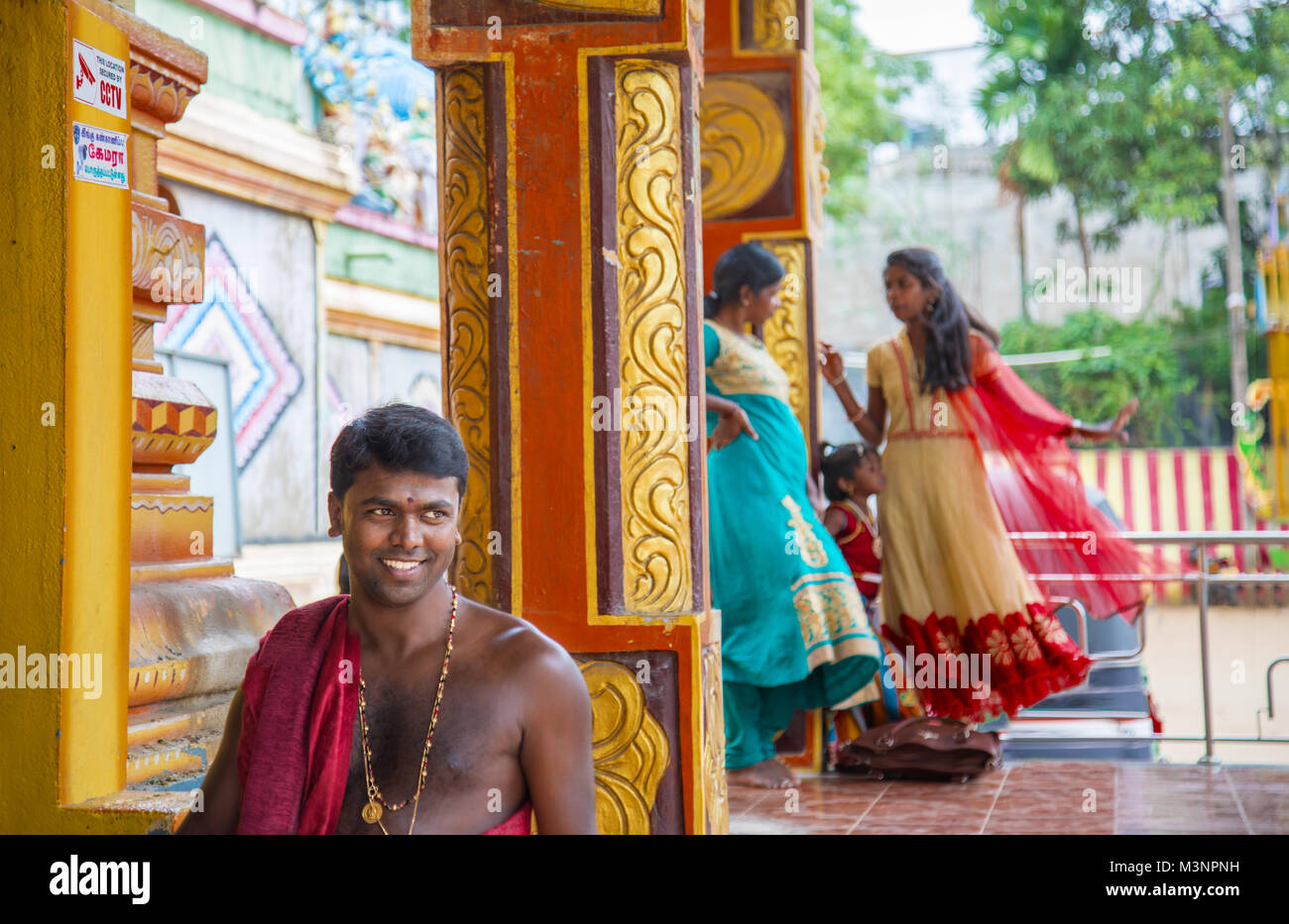 Dambulla Kandy road Sri Muthumariamman Tempel Sri Lanka kovil Mann Frauen saree lächelnd Stockfoto