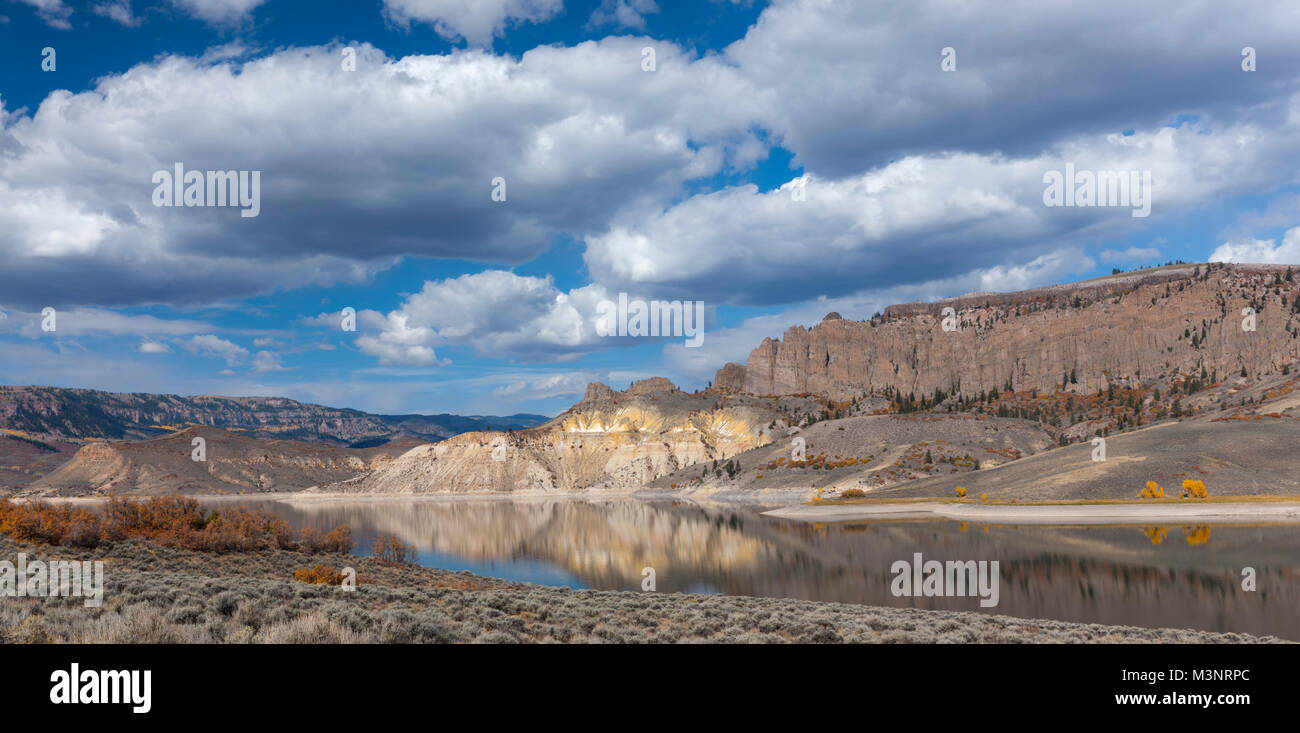 Schöne Panorama Western Colorado USA Herbst Mountain Lake Scenic Panorama mit spektakulären Reflexionen und dynamische Tiefe in Teilweise bewölkt blauer Himmel Stockfoto