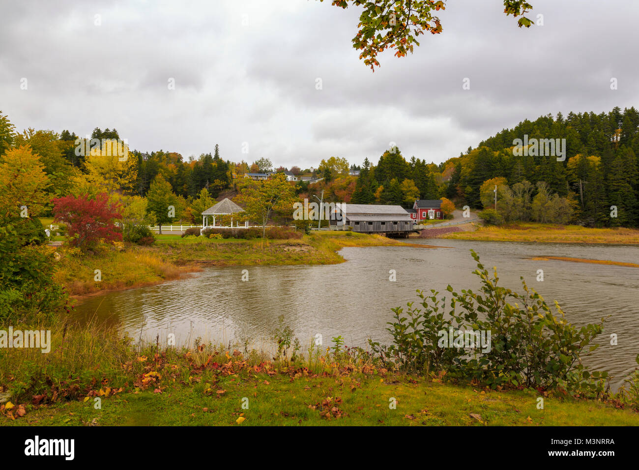 Schönen ländlichen Herbst Landschaft alte überdachte Holzbrücke rote Haus Pavillon St Martins Bucht von Fundy New Brunswick Kanada negativen Raum niemand Stockfoto