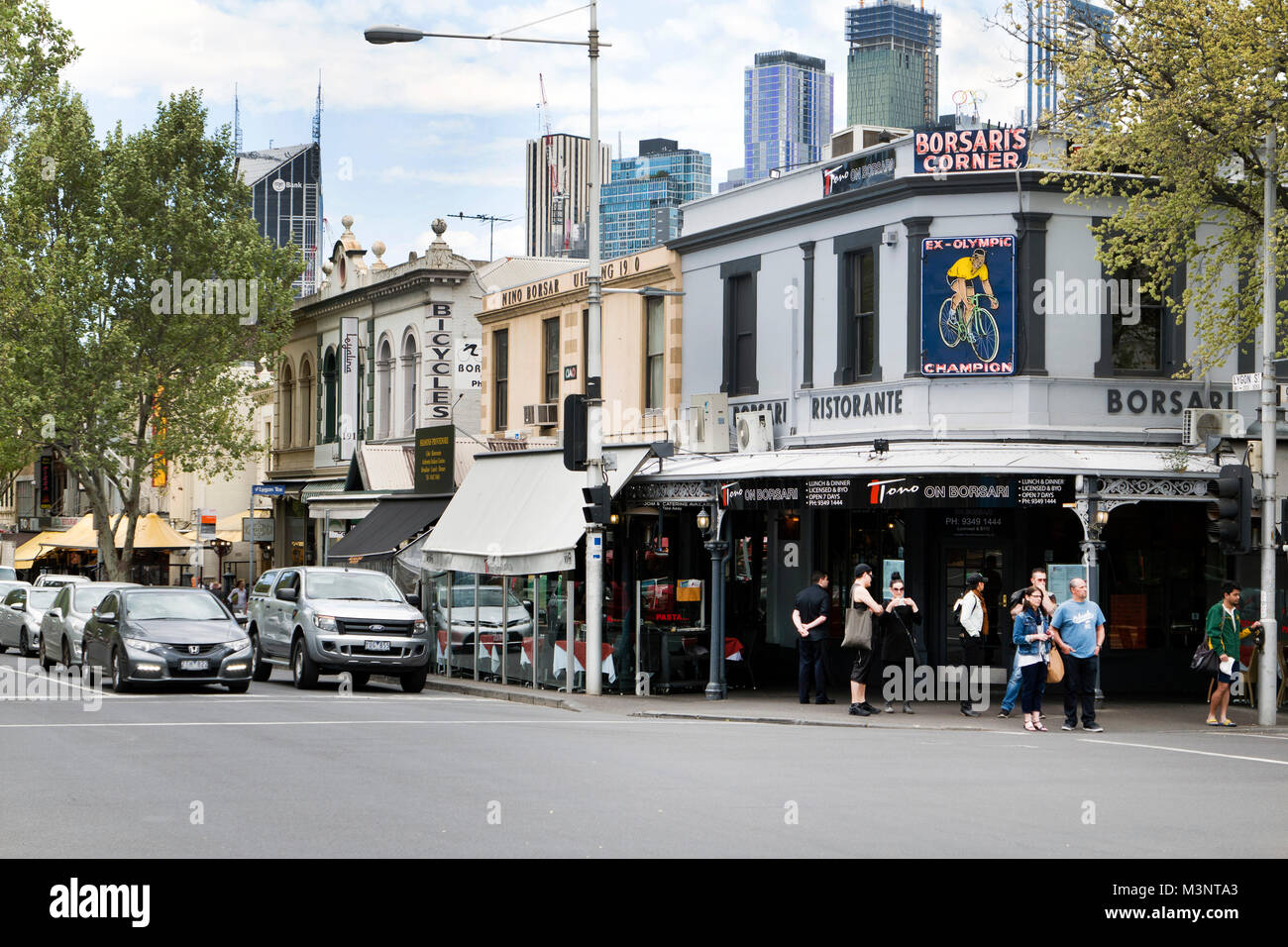 Borsaris Ecke mit Leuchtreklame für Olympiasieger Bike shop Melbourne Australien benannt Stockfoto