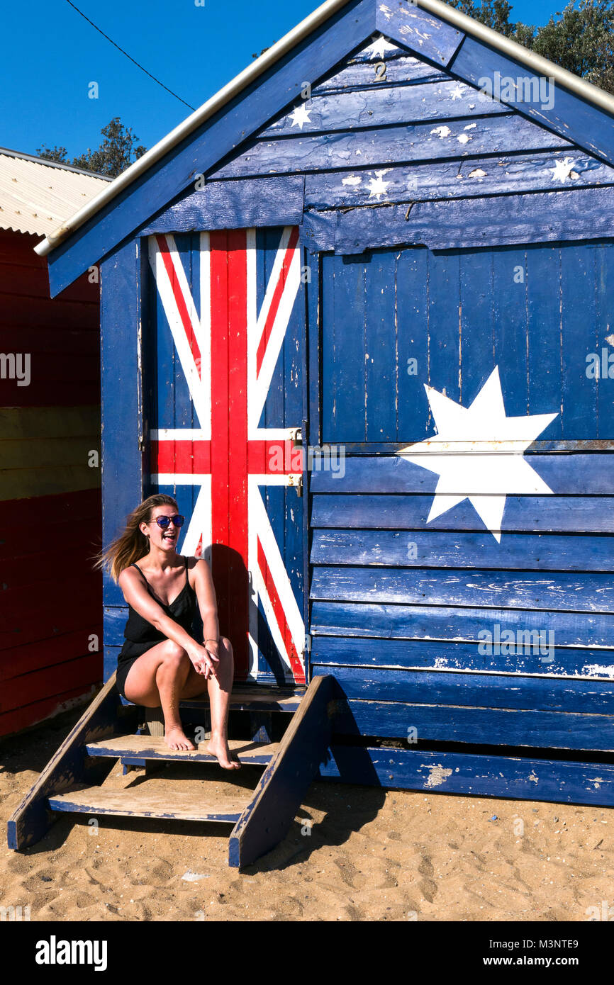 Junge Frau posiert für Foto baden, Brighton Melbourne Australien Stockfoto