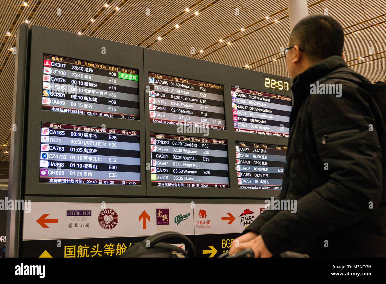 Anzeigetafel Beijing Capital International Airport in China Stockfoto