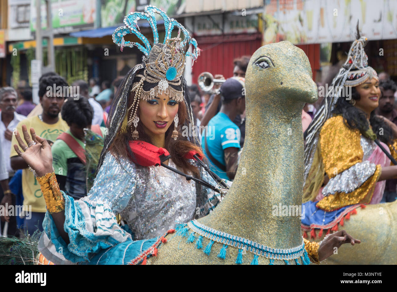 Junger Mann gekleidet, wie eine Frau, die traditionelle Parade Kleidung  kostüm Tanz in Sri Lanka Matale Stockfotografie - Alamy