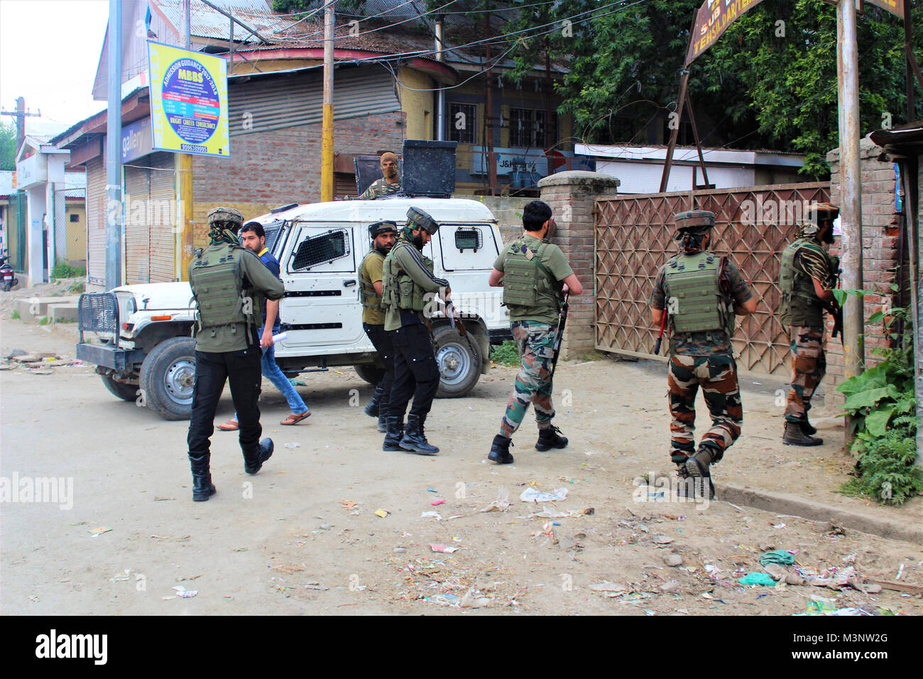 Armee Mann mit automatischen Gewehr, Sopore Stadt, Kaschmir, Indien, Asien Stockfoto