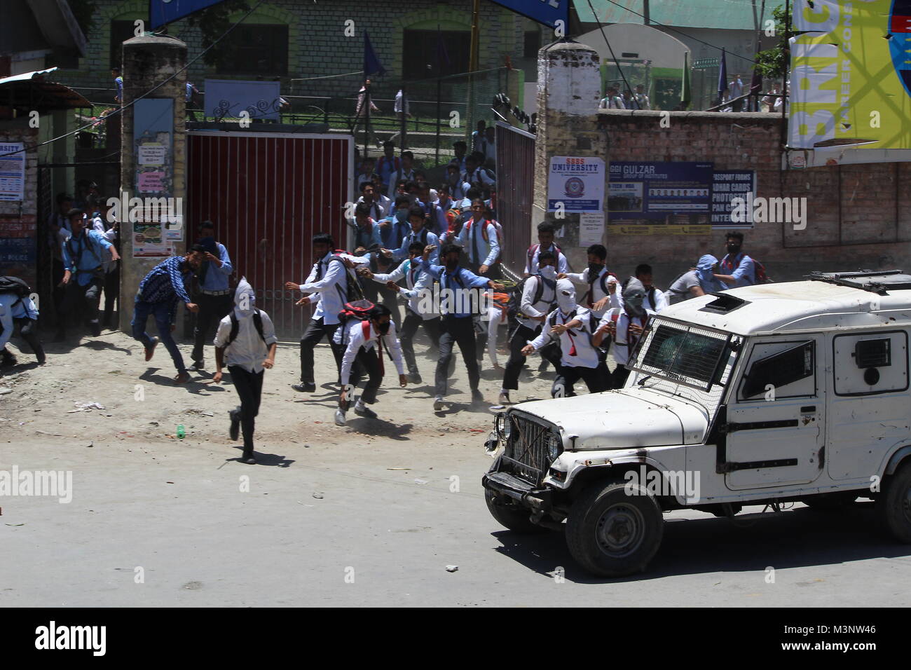 Kaschmir Studenten Protest von Stein bewerfen Polizei mit Jeep, Sopore, Kaschmir, Indien, Asien Stockfoto